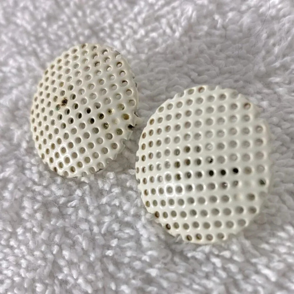 Vintage White Painted Metal Mesh Circles Clip On  Earrings - Picture 6 of 8